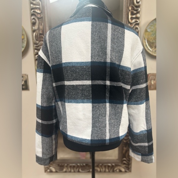 HURLEY WOMENS BLACK & BLUE PLAID SHERPA LINED  PLAID CROPPED JACKET SHACKET SZ L - Picture 2 of 10